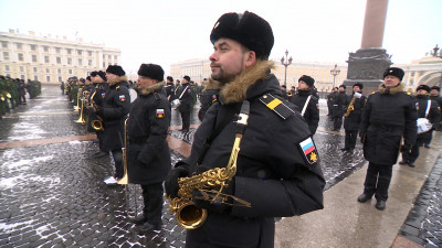На Дворцовой площади военный оркестр Петербургского гарнизона готовился к параду Победы