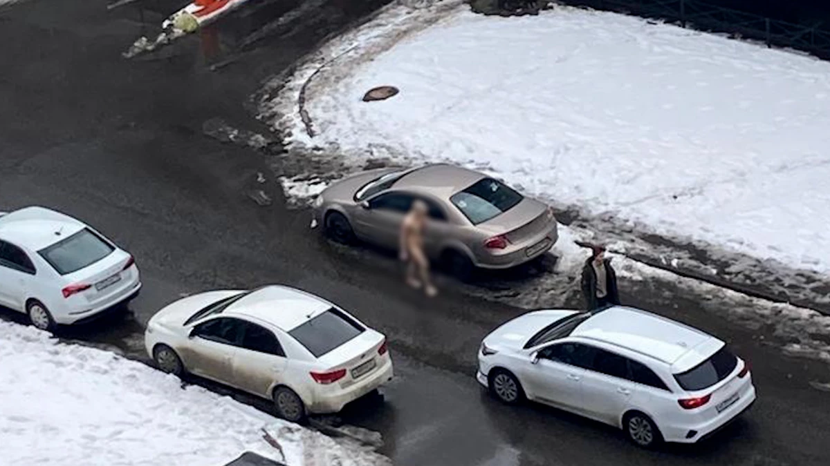 Обнаженный мужчина разгуливает по улицам Петербурга - tvspb.ru