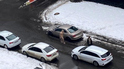 Обнаженный мужчина разгуливает по улицам Петербурга