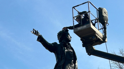 На площади Искусств помыли памятник Пушкину