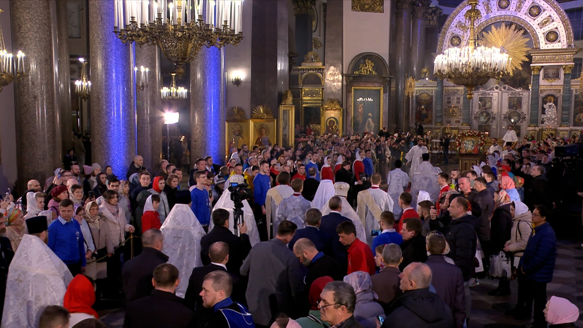 В Казанском соборе началось праздничное пасхальное богослужение - tvspb.ru