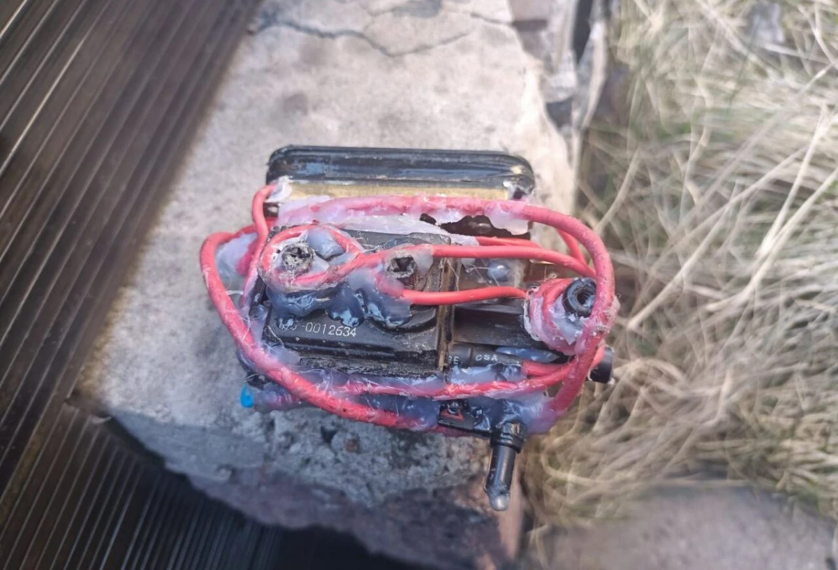 Устройство с красными проводами нашли на детской площадке в Буграх - tvspb.ru