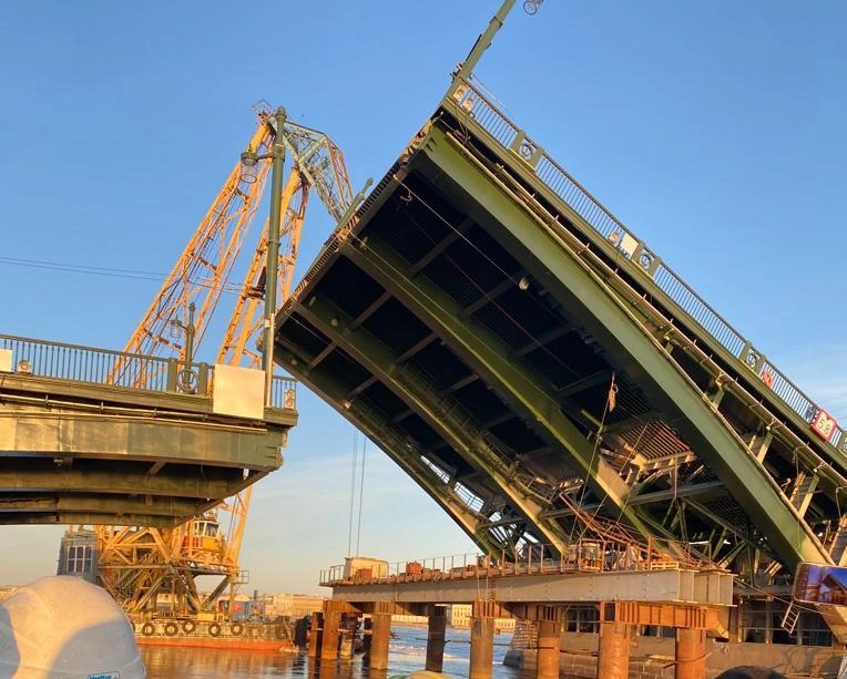 На Биржевом мосту завершается демонтаж временных опор: движение по переправе откроют 8 мая - tvspb.ru