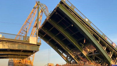 На Биржевом мосту завершается демонтаж временных опор: движение по переправе откроют 8 мая