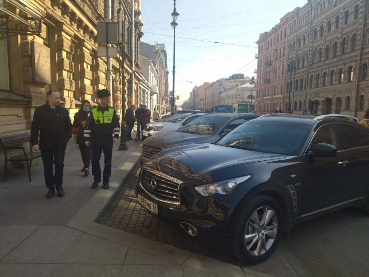 Петербуржцам объяснили, как проходят рейды по парковкам для инвалидов - tvspb.ru