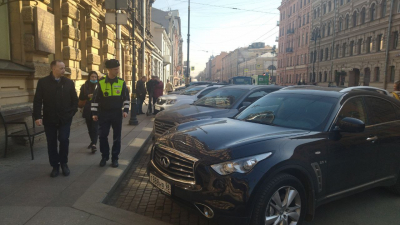 Петербуржцам объяснили, как проходят рейды по парковкам для инвалидов