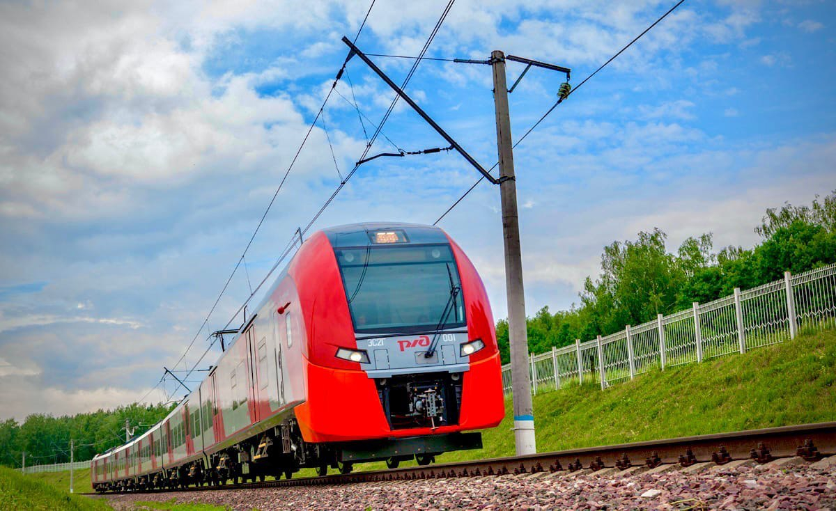 В Подмосковье электричка смяла автомобиль | Телеканал Санкт-Петербург