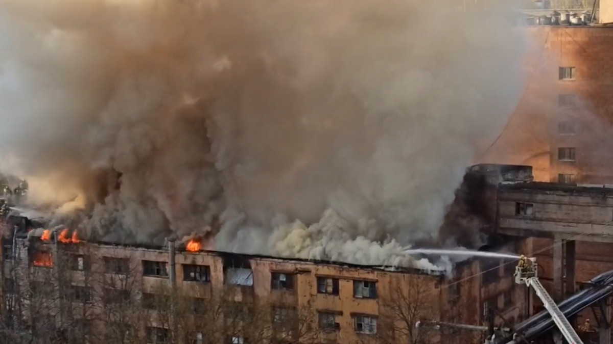 Появилось видео пожара на бывшем мясокомбинате «Самсон», где горят 200  «квадратов»