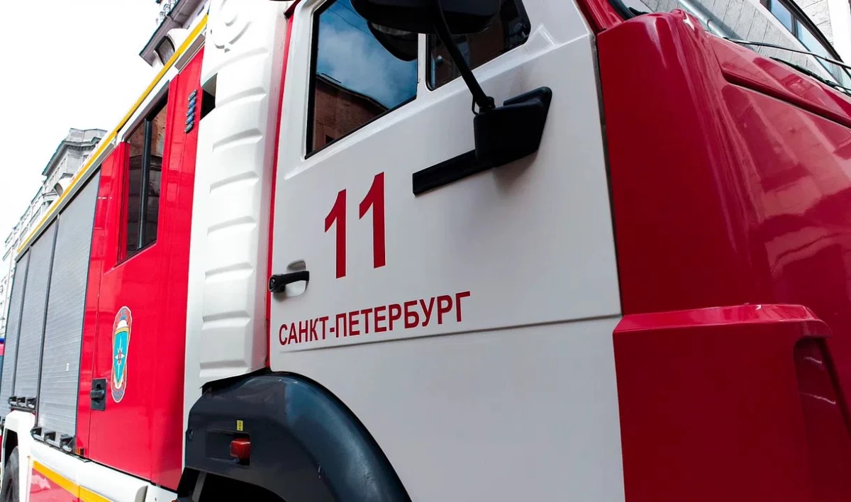 На шоссе Революции загорелся ангар, очевидцы сообщают о мощном столбе дыма - tvspb.ru
