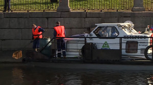 Большая мойка реки Фонтанки: городские водоёмы очищают от мусора после зимы