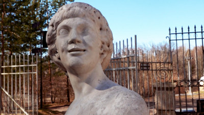 В Павловске открыли старейшие уличные скульптуры музея