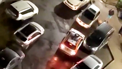 Петербурженка пыталась избавиться от возлюбленного, который лежал на крыше ее машины