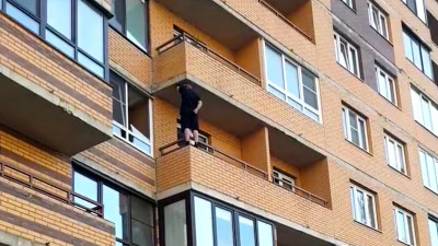 В Мурино спасли мужчину, который полчаса стоял на самом краю балкона