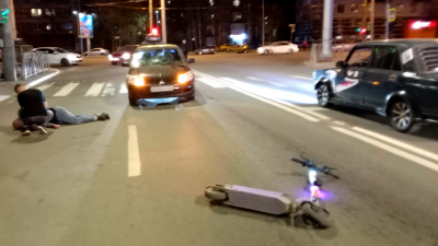Иномарка сбила пьяного самокатчика на углу Гражданского проспекта и улицы Гидротехников
