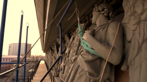 Ангелы с Московских триумфальных ворот спустились на землю. В Петербурге идёт реставрация памятника