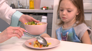 «Пока не доешь, из-за стола не выйдешь» — что такое пищевое насилие и как формируются неправильные пищевые привычки