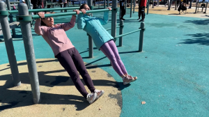 Время зарядки. Упражнения на брусьях