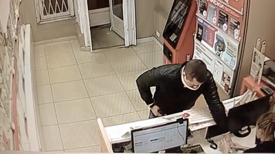 На проспекте Ветеранов мужчина ограбил салон сотовой связи и оставил на «чай» продавщице