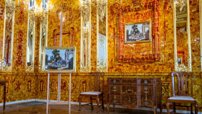 В Янтарной комнате впервые за 20 лет выставили оригинал и копию мозаики «Осязание и обоняние»