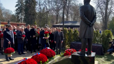 На Новодевичьем кладбище открыли памятник Владимиру Жириновскому 