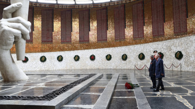 Александр Беглов возложил цветы к мемориальному комплексу «Героям Сталинградской битвы»