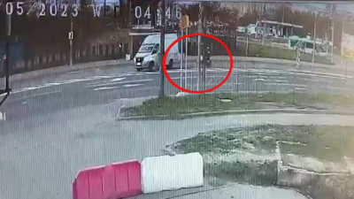 Во Фрунзенском районе камеры запечатлели аварию мотоцикла с фургоном
