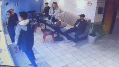 Пьяный мужчина разбил бутылку о стойку и требовал денег в кафе на Разъезжей улице