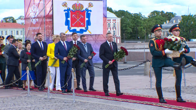 Торжественная церемония возложения прошла у памятника Петру I на Сенатской площади