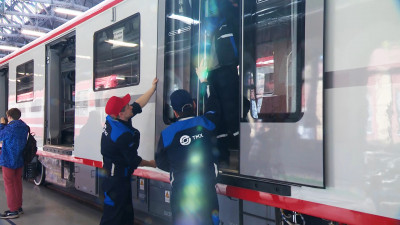 Работников петербургского метро научат обслуживать новые поезда