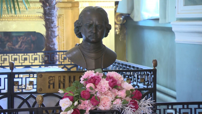 Александр Беглов и Александр Бельский возложили цветы к могиле Петра Великого