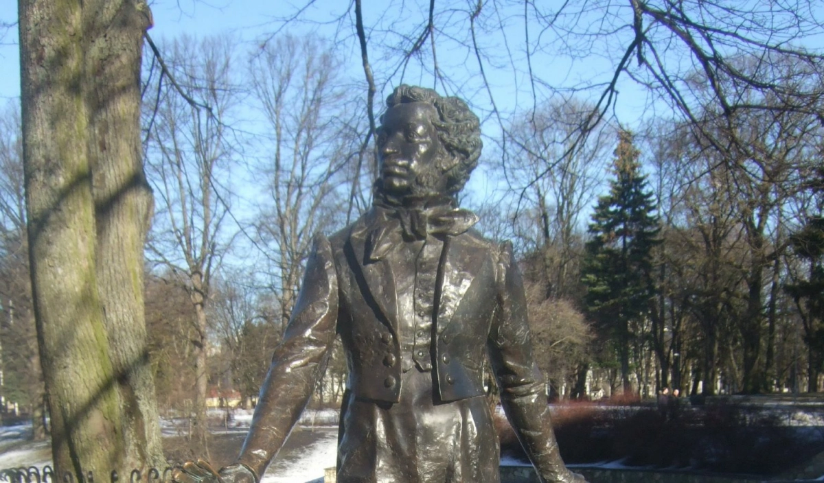 В столице Латвии памятник Пушкину увезли «с глаз долой» из парка на склад - tvspb.ru