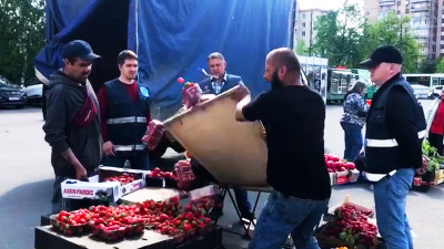 На Ленинском проспекте нелегальный торговец пинал столы с фруктами, не желая прекращать «бизнес»