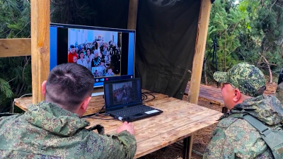 Участников спецоперации Западного военного округа соединили телемостом с близкими
