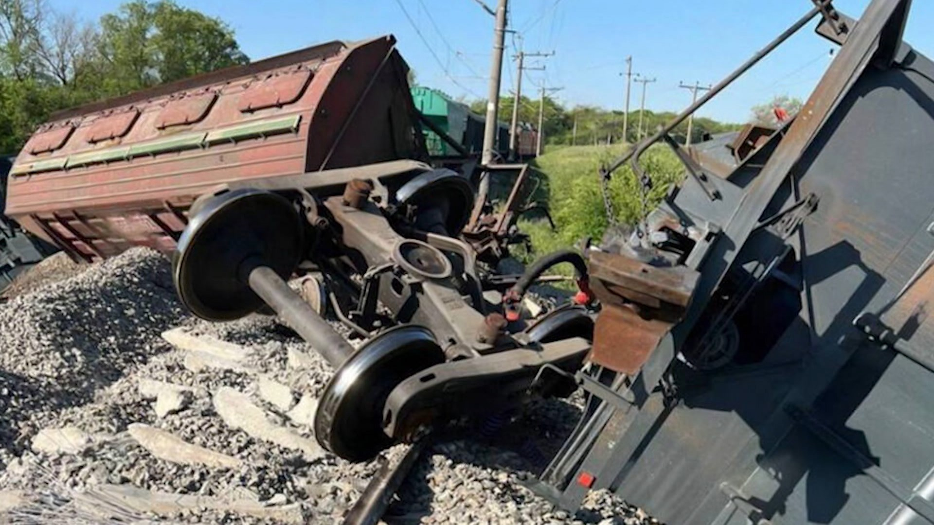 Взрыв на железной дороге в брянской области. Новозыбков взрыв на железной дороге. Дебальцево жд обстрел. Подрыв жд путей. Подрыв жд путей.
