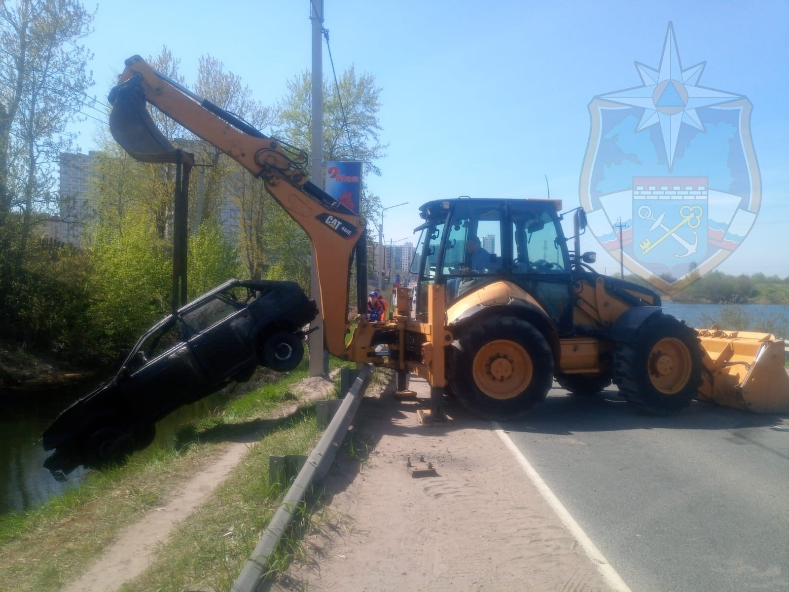 В Ленобласти спасатели вытащили упавший в пруд автомобиль