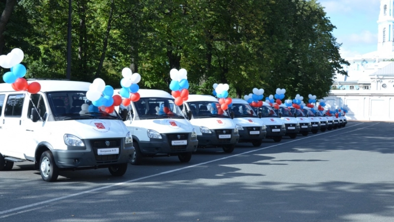15 многодетных семей получили в подарок от города пассажирские микроавтобусы - tvspb.ru