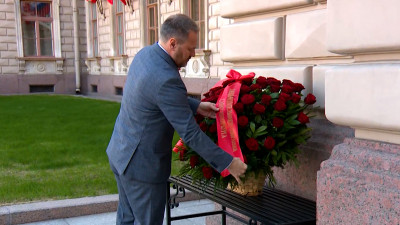 Александр Бельский возложил цветы к мемориальной доске на Мариинском дворце