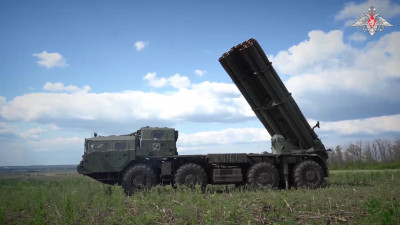 Минобороны показало кадры работы расчетов реактивных систем залпового огня «Торнадо-С»