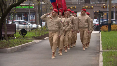 В преддверии Дня Победы юнармейцы прошли торжественным маршем у Дома ветеранов на Вязовой улице