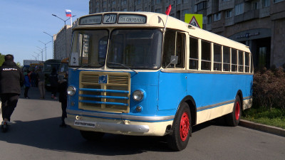 В Петербурге стартовал Международный парад ретроавтомобилей