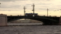 После ремонта Биржевой мост в Петербурге начали разводить быстрее в два раза
