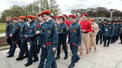 Юные петербуржцы почтили память защитников отечества на Пискаревском кладбище