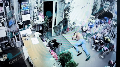 Видео: в Колпино неизвестный избил палкой продавщицу, разнося цветочный магазин