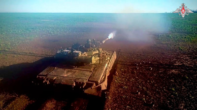 Минобороны показало кадры боевой работы экипажа танка Т-80 под Артемовском