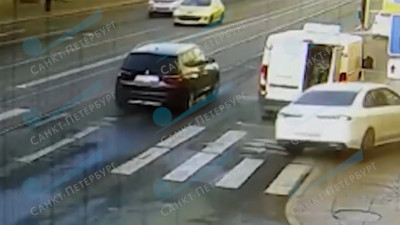 На Садовой улице седан вылетел на тротуар и чуть не убил водителя фургона