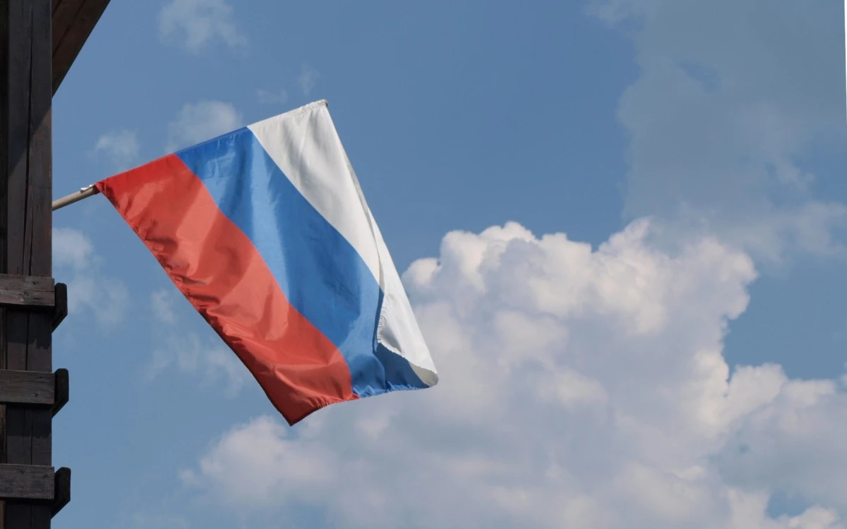 Жителям Петербурга и Ленобласти предложили создать свой триколор ко Дню российского флага - tvspb.ru