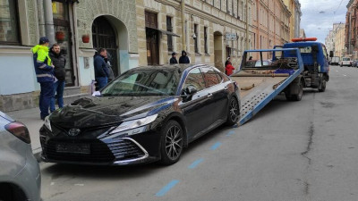 В Петербурге начали увозить машины без номеров из зоны платной парковки