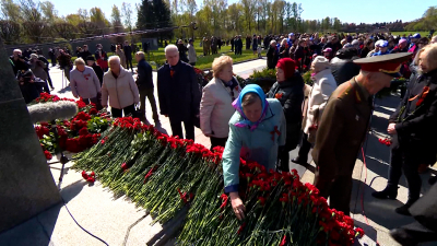 Первые лица Петербурга возложили цветы к монументу Мать-Родина на Пискаревском мемориальном кладбище