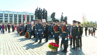 Петербуржцы возложили цветы к монументу «Разорванное кольцо»