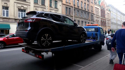 В Петербурге из зоны платной парковки эвакуировали 40 машин без госномеров